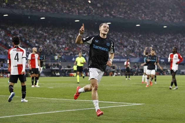 ROTTERDAM - (l-r) Inbeom Hwang of Feyenoord balks, Florian Wirtz of Bayer 04 Leverkusen celebrates the 0-3 during the UEFA Champions League match between Feyenoord Rotterdam and Bayer 04 Leverkusen at Feyenoord Stadium de Kuip on Sept. 19, 2024 in Rotterdam, Netherlands. ANP MAURICE VAN STEEN UEFA Champions League 2024 25 xVIxANPxSportx xxANPxIVx 508863280 originalFilename: 508863280.jpg