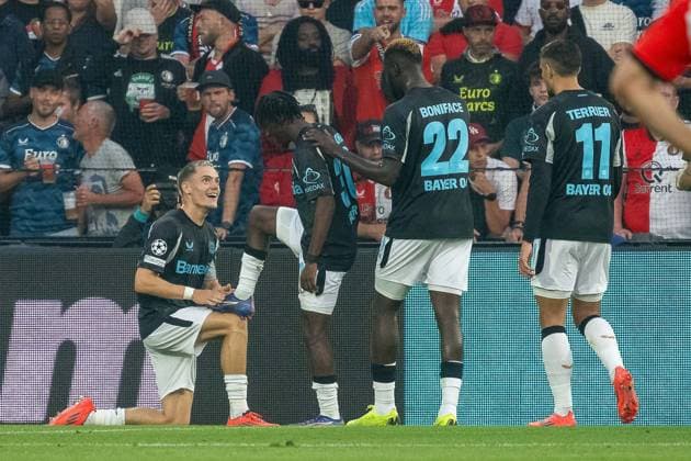 19 09 2024, Football UEFA Champions League, Season 2024 2025, Matchday 1, Feyenoord Rotterdam Bayer 04 Leverkusen at Stadio De Kuip in Rotterdam While the Leverkusen players with Matej Kovar Bayer 04 Leverkusen, 17 celebrate the goal for 3 0, Santiago Gimenez Feyenoord Rotterdam, 29 cant believe it Photo Kirchner Media TH Copyright: xKirchner-Media THx