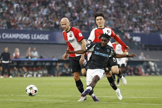 ROTTERDAM - (l-r) Gernot Trauner of Feyenoord, Jeremie Frimpong of Bayer 04 Leverkusen , Inbeom Hwang of Feyenoord during the UEFA Champions League match between Feyenoord Rotterdam and Bayer 04 Leverkusen at Feyenoord Stadion de Kuip on Sept. 19, 2024 in Rotterdam, Netherlands. ANP MAURICE VAN STEEN UEFA Champions League 2024 25 xVIxANPxSportx xxANPxIVx 508864633 originalFilename: 508864633.jpg