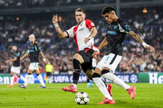 UEFA Champions League: Feyenoord v Bayer 04 Leverkusen Rotterdam - Santiago Gimenez of Feyenoord, Piero Hincapie of Bayer 04 Leverkusen during the first round of new format of the Champions League 2024 2025. The match is set between Feyenoord and Bayer 04 Leverkusen at Stadion Feijenoord De Kuip on 19 September 2024 in Rotterdam, The Netherlands. Copyright: xTomxBodex
