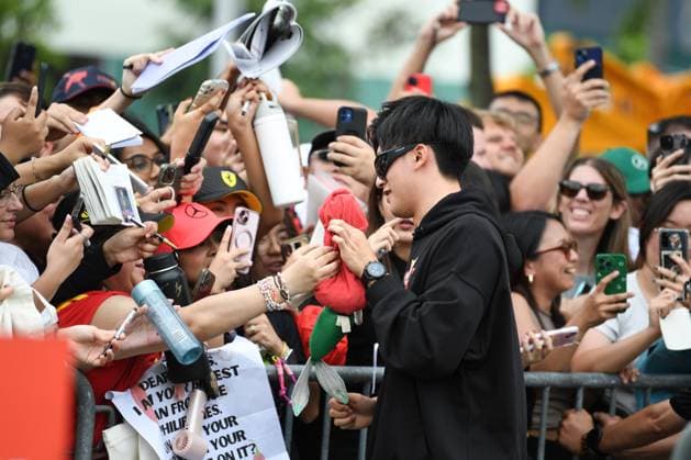 September 19, 2024, Singapore, Singapore, Singapore: Thursday, September 19th, 2024, Singapore: Zhou Guanyu of Kick Sauber signs autographs on day 1 of the Formula One Grand Prix of Singapore at the Marina Bay Street Circuit. Singapore Singapore - ZUMAc251 20240919_znp_c251_062 Copyright: xVikramxChandrasekarx