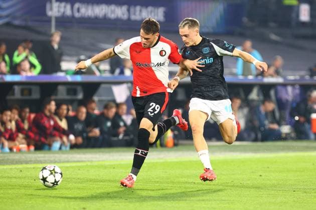 Santiago GimÃ nez 29 Feyenoord Rotterdam in duel, action, with Florian Wirtz 10 Bayer 04 Leverkusen Feyenoord Rotterdam vs Bayer 04 Leverkusen, UEFA Champions League, Soccer, Matchday 1, Season 2024 2025, 19 09 2024 Photo kolbert press Ant Palmer Stadion Rotterdam De Kuip Netherlands Copyright: xkolbert-press AntxPalmerx