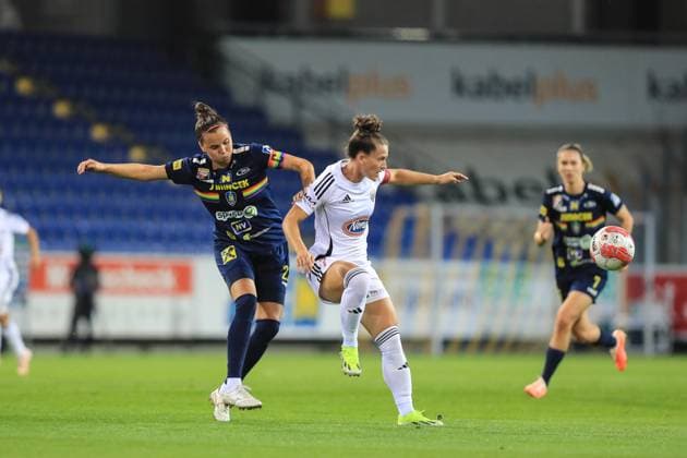 St Polten, Austria, September 19th, 2024: Jennifer Klein (22 SKN St Polten) and Spela Kolbl (7 NS Mura) in action during the UEFA womens champions league play off match St Polten vs Mura at NV Arena, St Polten Tom Seiss SPP (Tom Seiss SPP) Copyright: xTomxSeissx xSPPx spp-en-ToSeSp-20240919 UWCL SKN vs Mura-8443