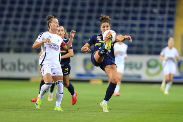 St Polten, Austria, September 19th, 2024: Leonarda Balog (4 SKN St. Polten) acrobatically clearing the ball during the UEFA womens champions league play off match St Polten vs Mura at NV Arena, St Polten Tom Seiss SPP (Tom Seiss SPP) Copyright: xTomxSeissx xSPPx spp-en-ToSeSp-20240919 UWCL SKN vs Mura-8499