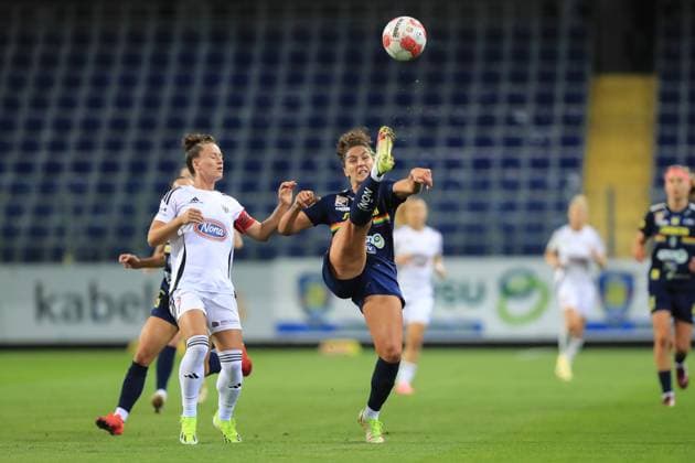 St Polten, Austria, September 19th, 2024: Leonarda Balog (4 SKN St. Polten) acrobatically clearing the ball during the UEFA womens champions league play off match St Polten vs Mura at NV Arena, St Polten Tom Seiss SPP (Tom Seiss SPP) Copyright: xTomxSeissx xSPPx spp-en-ToSeSp-20240919 UWCL SKN vs Mura-8500