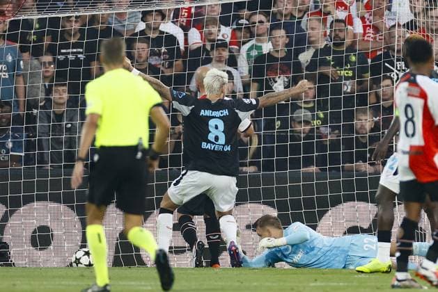 ROTTERDAM - (l-r) Robert Andrich of Bayer 04 Leverkusen , Feyenoord goalkeeper Timon Wellenreuther scores own goal 0-4 during the UEFA Champions League match between Feyenoord Rotterdam and Bayer 04 Leverkusen at Feyenoord Stadium de Kuip on Sept. 19, 2024 in Rotterdam, Netherlands. ANP PIETER STAM DE JONGE UEFA Champions League 2024 25 xVIxANPxSportx xxANPxIVx 508865910 originalFilename: 508865910.jpg