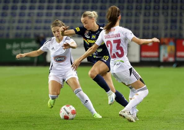 WOMEN SOCCER - UEFA CL, St.Poelten vs Mura SANKT POELTEN,AUSTRIA,19.SEP.24 - WOMEN SOCCER - UEFA Women s Champions League, qualifying round 2, SKN Sankt Poelten vs NS Mura. Image shows Ziva Rakovec (Mura), Sophie Hillebrand (St.Poelten) and Andrea Glibo (St.Poelten).  GEPAxpictures xWalterxLuger