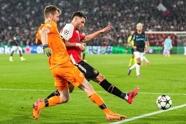 UEFA Champions League: Feyenoord v Bayer 04 Leverkusen Rotterdam - Bayer 04 Leverkusen goalkeeper Lukas Hradecky, Santiago Gimenez of Feyenoord during the first round of new format of the Champions League 2024 2025. The match is set between Feyenoord and Bayer 04 Leverkusen at Stadion Feijenoord De Kuip on 19 September 2024 in Rotterdam, The Netherlands. Copyright: xYannickxVerhoevenx