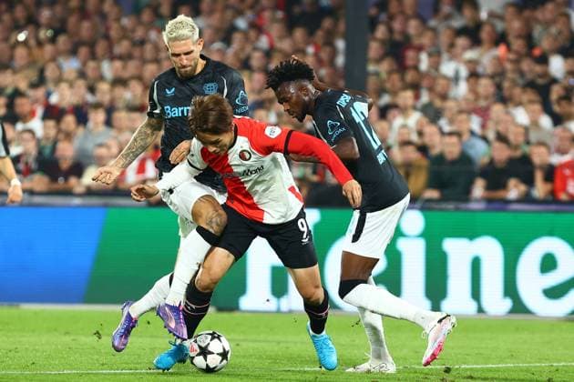Ayase Ueda 9 Feyenoord Rotterdam in duel, action, with Robert Andrich 8 Bayer 04 Leverkusen Edmond Tapsoba 12 Bayer 04 Leverkusen Feyenoord Rotterdam vs Bayer 04 Leverkusen, UEFA Champions League, Soccer, Matchday 1, Season 2024 2025, 19 09 2024 Photo kolbert press Ant Palmer Stadion Rotterdam De Kuip Netherlands Copyright: xkolbert-press AntxPalmerx