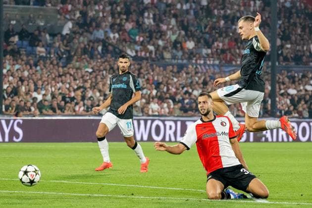19 09 2024, Football UEFA Champions League, Season 2024 2025, Matchday 1, Feyenoord Rotterdam Bayer 04 Leverkusen at Stadio De Kuip in Rotterdam Florian Wirtz Bayer 04 Leverkusen, 10 is stopped by David Hancko Feyenoord Rotterdam, 33 Photo Kirchner Media TH Copyright: xKirchner-Media THx