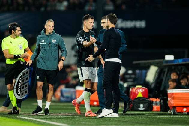 UEFA Champions League Feyenoord Rotterdam Bayer 04 Leverkusen 19 09 2024 Granit Xhaka Bayer 04 Leverkusen, 34 and Xabi Alonso head coach Bayer 04 Leverkusen clap during substitution UEFA Champions League Feyenoord Rotterdam Bayer 04 Leverkusen, Rotterdam, Stadion Feijenoord De Kuip on 19 09 2024 Copyright: xBEAUTIFULxSPORTS Wunderlx