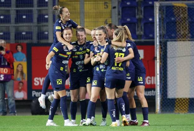 WOMEN SOCCER - UEFA CL, St.Poelten vs Mura SANKT POELTEN,AUSTRIA,19.SEP.24 - WOMEN SOCCER - UEFA Women s Champions League, qualifying round 2, SKN Sankt Poelten vs NS Mura. Image shows the rejoicing of Melike Pekel (St.Poelten) and her team.  GEPAxpictures xWalterxLuger