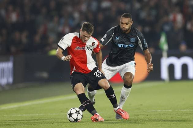 ROTTERDAM - (l-r) Santiago Gimenez of Feyenoord, Jonathan Tah of Bayer 04 Leverkusen during the UEFA Champions League match between Feyenoord Rotterdam and Bayer 04 Leverkusen at Feyenoord Stadium de Kuip on Sept. 19, 2024 in Rotterdam, Netherlands. ANP PIETER STAM DE JONGE UEFA Champions League 2024 25 xVIxANPxSportx xxANPxIVx 508868791 originalFilename: 508868791.jpg