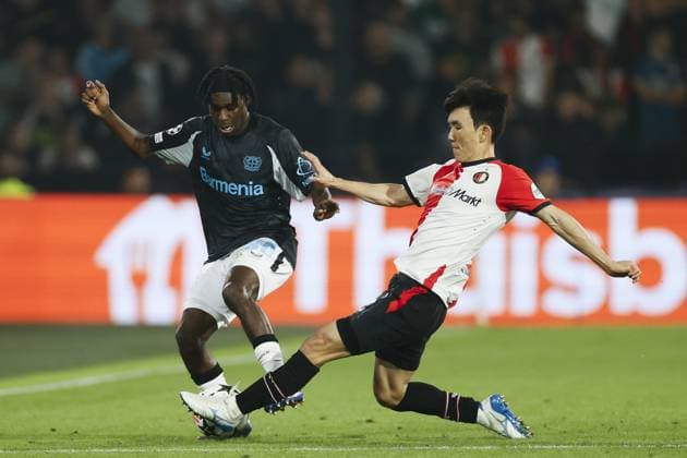 ROTTERDAM - (l-r) Jeremie Frimpong of Bayer 04 Leverkusen , Inbeom Hwang of Feyenoord during the UEFA Champions League match between Feyenoord Rotterdam and Bayer 04 Leverkusen at Feyenoord Stadium de Kuip on Sept. 19, 2024 in Rotterdam, Netherlands. ANP PIETER STAM DE JONGE UEFA Champions League 2024 25 xVIxANPxSportx xxANPxIVx 508868818 originalFilename: 508868818.jpg
