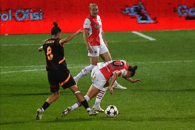 Emine Ecem Esen (L) of Galatasaray (W) and Martina Surnovska (R) of Slavia Praha (W) during the UEFA Women s Champions League 2nd qualifying first leg match between Galatasaray and Slavia Praha at Esenyurt Necmi KadioglÅüu Stadium in Istanbul i Turkey on September 19 , 2024. ( Photo by Seskimphoto ) Istanbul Turkey Istanbul Turkey Copyright: xSeskimphotox GSaray-SPraha-19924 (11)