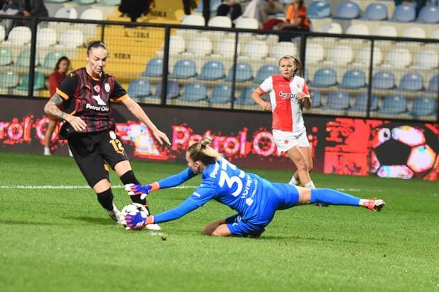 Andrea Staskova (12) of Galatasaray (W) and goalkeeper Barbara Votikova of Slavia Praha (W) during the UEFA Women s Champions League 2nd qualifying first leg match between Galatasaray and Slavia Praha at Esenyurt Necmi KadioglÅüu Stadium in Istanbul i Turkey on September 19 , 2024. ( Photo by Seskimphoto ) Istanbul Turkey Istanbul Turkey Copyright: xSeskimphotox GSaray-SPraha-19924 (14)