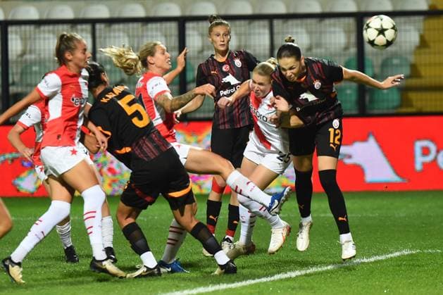 Andrea Staskova (12) of Galatasaray (W) and Tereza Krejcirikova (25) of Slavia Praha (W) during the UEFA Women s Champions League 2nd qualifying first leg match between Galatasaray and Slavia Praha at Esenyurt Necmi KadioglÅüu Stadium in Istanbul i Turkey on September 19 , 2024. ( Photo by Seskimphoto ) Istanbul Turkey Istanbul Turkey Copyright: xSeskimphotox GSaray-SPraha-19924 (18)
