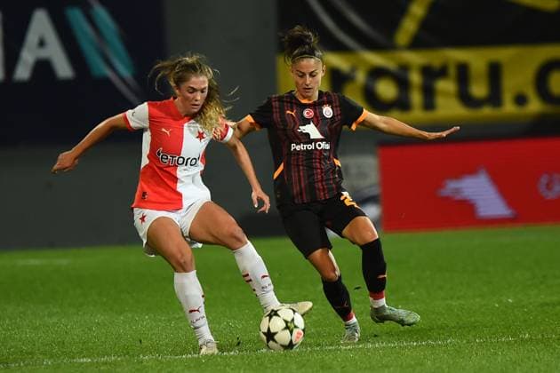 Ecem Cumert (R) of Galatasaray (W) and Marianna Caroline Annest (L) of Slavia Praha (W) during the UEFA Women s Champions League 2nd qualifying first leg match between Galatasaray and Slavia Praha at Esenyurt Necmi KadioglÅüu Stadium in Istanbul i Turkey on September 19 , 2024. ( Photo by Seskimphoto ) Istanbul Turkey Istanbul Turkey Copyright: xSeskimphotox GSaray-SPraha-19924 (19)