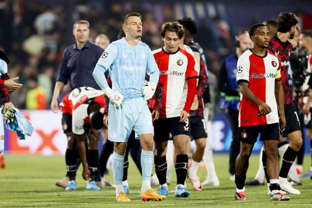 ROTTERDAM - (l-r) Feyenoord goalkeeper Timon Wellenreuther, Ayase Ueda of Feyenoord during the UEFA Champions League match between Feyenoord Rotterdam and Bayer 04 Leverkusen at Feyenoord Stadium de Kuip on Sept. 19, 2024 in Rotterdam, Netherlands. ANP PIETER STAM DE JONGE UEFA Champions League 2024 25 xVIxANPxSportx xxANPxIVx 508869538 originalFilename: 508869538.jpg