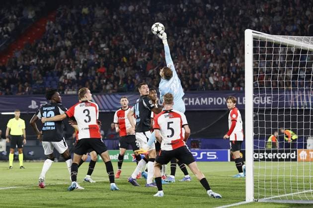 ROTTERDAM - (l-r) Edmond Tapsoba of Bayer 04 Leverkusen , Thomas Beelen of Feyenoord, Patrik Schick of Bayer 04 Leverkusen , Feyenoord goalkeeper Timon Wellenreuther ba5 during the UEFA Champions League match between Feyenoord Rotterdam and Bayer 04 Leverkusen at Feyenoord Stadion de Kuip on Sept. 19, 2024 in Rotterdam, Netherlands. ANP PIETER STAM DE JONGE UEFA Champions League 2024 25 xVIxANPxSportx xxANPxIVx 508869547 originalFilename: 508869547.jpg