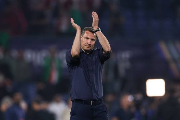 19 09 2024, Football, Season 2024 2025, UEFA Champions League, Matchday 1, Feyenoord Rotterdam Bayer 04 Leverkusen, Coach Brian Priske Feyenoord Rotterdam thanks the fans, Rotterdam De Kuip Stadion Feijenoord Netherlands xRHR PHOTO DEx Copyright: DennisxEwert RHR-FOTOx RHR-FOTO DE