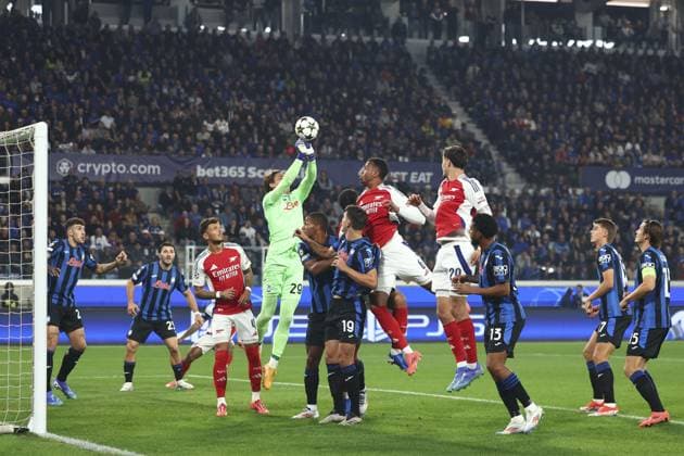 Kai Havertz of Arsenal punches clear ahead of Gabriel of Arsenal Atalanta v Arsenal, UEFA Champions League, Group Stage, Football, Gewiss Stadium, Bergamo, Italy, 19 Sep 2024 EDITORIAL USE ONLY No use with unauthorised audio, video, data, fixture lists, club league logos or live services. Online in-match use limited to 120 images, no video emulation. No use in betting, games or single club league player publications. Copyright: xSimonxDael Shutterstockx 14722274e