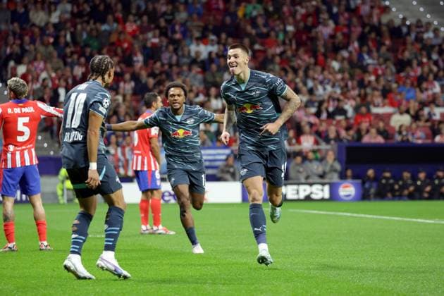 Spain - Atletico de Madrid vs RB Leipzig - 19 09 2024 SPAIN, MADRID, SEPTEMBER 19. Benjamin Sesko of Leipzig (R) celebrates with Xavi Simons of Leipzig (L) and Lois Openda of Leipzig (C) after scoring his side™s opening goalbetween Atletico de Madrid and RB Leipzig on September 19, 2024, at Civitas Metropolitano in Madrid, Spain. Photo by Manuel Blondeau AOP.Press Madrid Civitas Metropolitano Spain Copyright: x ManuelxBlondeau AOP.Pressx AOP20240919 0002
