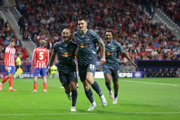 Spain - Atletico de Madrid vs RB Leipzig - 19 09 2024 SPAIN, MADRID, SEPTEMBER 19. Benjamin Sesko of Leipzig (C) celebrates with Xavi Simons of Leipzig (L) and Lois Openda of Leipzig (R) after scoring his side™s opening goalbetween Atletico de Madrid and RB Leipzig on September 19, 2024, at Civitas Metropolitano in Madrid, Spain. Photo by Manuel Blondeau AOP.Press Madrid Civitas Metropolitano Spain Copyright: x ManuelxBlondeau AOP.Pressx AOP20240919 0003