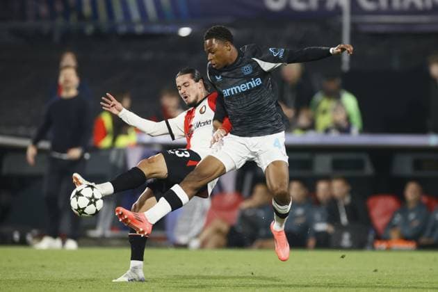 ROTTERDAM - (l-r) Anis Hadj Moussa of Feyenoord, Jeanuel Belocian of Bayer 04 Leverkusen during the UEFA Champions League match between Feyenoord Rotterdam and Bayer 04 Leverkusen at Feyenoord Stadium de Kuip on Sept. 19, 2024 in Rotterdam, Netherlands. ANP PIETER STAM DE JONGE UEFA Champions League 2024 25 xVIxANPxSportx xxANPxIVx 508870844 originalFilename: 508870844.jpg