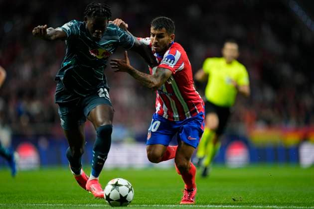 Atletico de Madrid v RB Leipzig - UEFA Champions League 2024 25 League Phase MD1 Angel Correa right winger of Atletico de Madrid and Argentina and Castello Lukeba centre-back of RB Leipzig and France compete for the ball during the UEFA Champions League 2024 25 League Phase MD1 match between Atletico de Madrid and RB Leipzig at Estadio Civitas Metropolitano on September 19, 2024 in Madrid, Spain. Madrid Spain  Copyright: xJosexBretonx originalFilename:bretonhernandez-atletico240919_npPEo.jpg