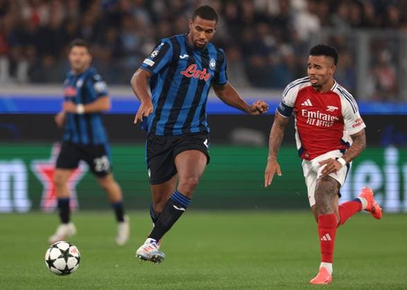 Bergamo, Italy, 19th September 2024. Isak Hien of Atalanta passes the ball to his goalkeeper as Gabriel Jesus of Arsenal FC closes in during the UEFA Champions League match at Gewiss Stadium, Bergamo. Picture credit should read: Jonathan Moscrop Sportimage EDITORIAL USE ONLY. No use with unauthorised audio, video, data, fixture lists, club league logos or live services. Online in-match use limited to 120 images, no video emulation. No use in betting, games or single club league player publications. SPI-3299-0003