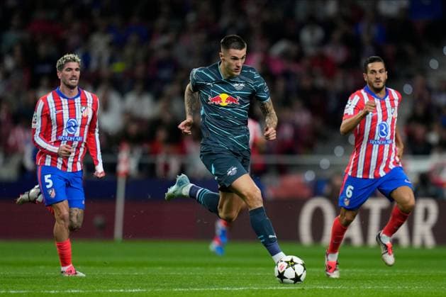 Benjamin Sesko of RB Leipzig and Rodrigo De Paul and Koke Resurreccion of Atletico de Madrid Atletico de Madrid v RB Leipzig, UEFA Champios League match, date 1. Football, Civitas Metropolitano Stadium, Madrid, Spain - 19 Sep 2024 Editorial use only  Copyright: xPressinphoto Shutterstockx 14729545f