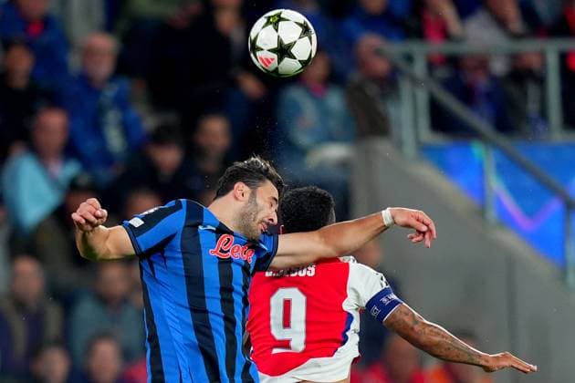 Atalanta s Sead Kolasinac fight for the ball with Arsenal Gabriel Jesus during the Uefa Champions League soccer match between Atalanta and Arsenal at the Gewiss Stadium in Bergamo, north Italy -Thursday , September 19 2024. - Soccer .  Copyright: xSpada LaPressex