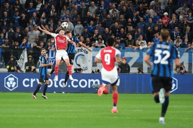 September 19, 2024, Bergamo, Milan, Italy: Aerial duel between Ben White of FC Arsenal and Berat Djimsiti of Atalanta BC 1907 during the UEFA Champions League 2024 2025 football match between Atalanta BC and Arsenal FC at Gewiss Stadium on September 19, 2024, Bergamo, Italy. CALCIO - UEFA Champions League - Atalanta BC vs FC Arsenal  - ZUMAs349 20240919_zsa_s349_082 Copyright: xRobertoxTommasini IpaxSportx xIpx