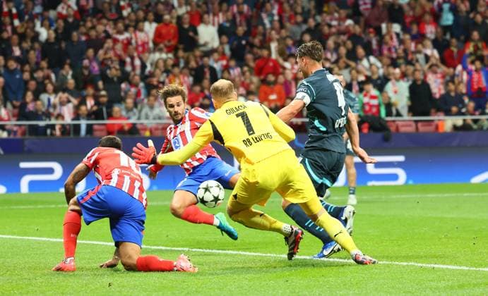 Atletico Madrid RB Leipzig Champions League Madrid, 19 09 2024, Estadio Wanda Metropolitano, Soccer, UEFA Champions League, Matchday 1 , Atletico Madrid vs RB Leipzig , Goal for Madrid to equalize 1 1 In the picture scorer Antoine Griezmann 7, Atletico scores against goalkeeper Peter Gulacsi 1, RB Leipzig , Only editorial use Photo for editorial use only , UEFA regulations prohibit any use of photographs as image sequences and or quasi video , Picture Point
