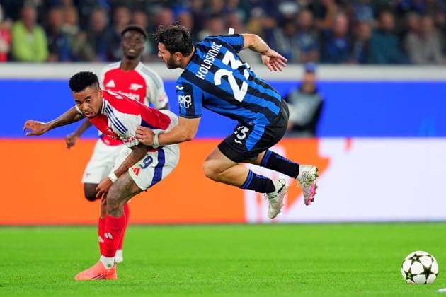 Atalanta s Sead Kolasinac fight for the ball with Arsenal Gabriel Jesus during the Uefa Champions League soccer match between Atalanta and Arsenal at the Gewiss Stadium in Bergamo, north Italy -Thursday , September 19 2024. - Soccer .  Copyright: xSpada LaPressex