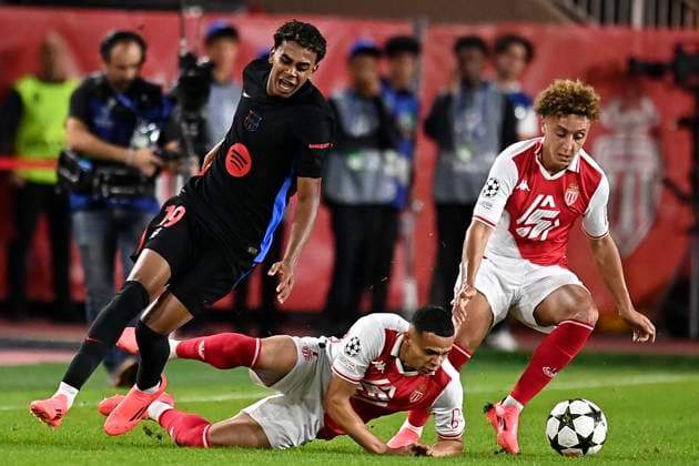 AS Monaco v FC Barcelona, Barca - UEFA Champions League 2024 25 League Phase MD1 Lamine Yamal of FC Barcelona with Vanderson De Oliveira Campos and Eliesse Ben Seghir of AS Monaco challenge during the UEFA Champions League 2024 25 League Phase MD1 match between AS Monaco and FC Barcelona at Stade Louis II on September 19, 2024 in Monaco, Monaco. Monaco Stade Louis II Monaco Monaco Copyright: xNealxSimpson Sportsphoto APLx 14048243