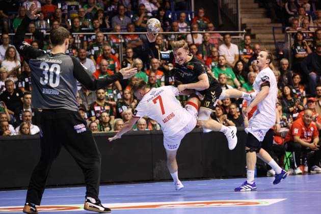 Sport Themen der Woche KW38 Sport Bilder des Tages Gisli Kristjansson (SC Magdeburg,10) gegen v.l. Goalkeeper Torbjorn Bergerud (Kolstad IL,30), Adrian Aalberg (Kolstad IL,7), Sander Sagosen (Kolstad IL,5) - Handball EHF Champions League Saison 2024-2025 Gruppe B SC Magdeburg vs. Kolstad IL in der GETEC Arena in Magdeburg - Aktion,Handball,Deutschland,19.09.2024 *** Gisli Kristjansson SC Magdeburg,10 vs v l Goalkeeper Torbjorn Bergerud Kolstad IL,30 , Adrian Aalberg Kolstad IL,7 , Sander Sagosen Kolstad IL,5 Handball EHF Champions League Season 2024 2025 Group B SC Magdeburg vs Kolstad IL at the GETEC Arena in Magdeburg Action,Handball,Germany,19 09 2024