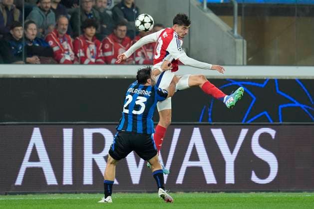 Kai Havertz of Arsenal competes for the ball with Sead Kolasinac of Atalanta BC during the Uefa Champions League match between Atalanta BC and Arsenal at Gewiss Stadium Bergamo Italy on 19 September 2024. Bergamo Gewiss Stadium Bergamo Italy Copyright: xPhotoxGoalxPixx SP24-991-033