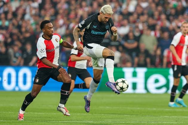 2024-09-19 Feyenoord v Bayer 04 Leverkusen - Champions League - League phase - Matchday 1 ROTTERDAM, NETHERLANDS - SEPTEMBER 19: Robert Andrich of Bayer 04 Leverkusen is challenged by Quinten Timber of Feyenoord during the Champions League - League phase - Matchday 1 match between Feyenoord and Bayer 04 Leverkusen at Stadion Feijenoord on September 19, 2024 in Rotterdam, Netherlands. (Photo by Hans van der Valk BSR Agency) Rotterdam Netherlands Content not available for redistribution in The Netherlands directly or indirectly through any third parties. Copyright: xBSRxAgencyx