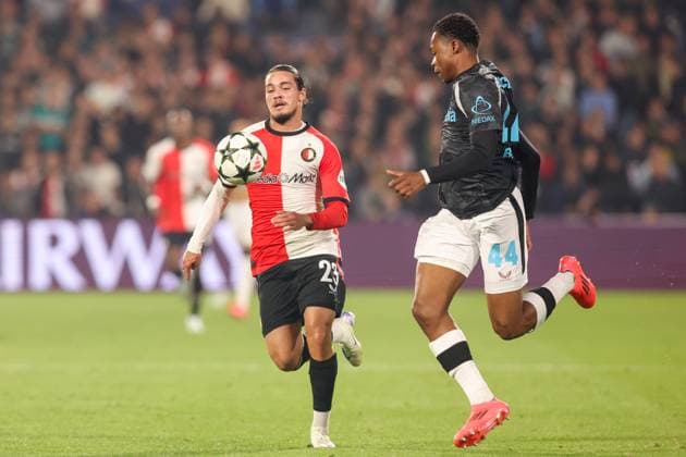 2024-09-19 Feyenoord v Bayer 04 Leverkusen - Champions League - League phase - Matchday 1 ROTTERDAM, NETHERLANDS - SEPTEMBER 19: Jeanuel Belocian of Bayer 04 Leverkusen battles for the ball with Anis Hadj Moussa of Feyenoord during the Champions League - League phase - Matchday 1 match between Feyenoord and Bayer 04 Leverkusen at Stadion Feijenoord on September 19, 2024 in Rotterdam, Netherlands. (Photo by Hans van der Valk BSR Agency) Rotterdam Netherlands Content not available for redistribution in The Netherlands directly or indirectly through any third parties. Copyright: xBSRxAgencyx