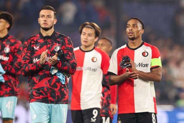 2024-09-19 Feyenoord v Bayer 04 Leverkusen - Champions League - League phase - Matchday 1 ROTTERDAM, NETHERLANDS - SEPTEMBER 19: Justin Bijlow of Feyenoord, Quinten Timber of Feyenoord, is thanking the fans for their support after losing the match during the Champions League - League phase - Matchday 1 match between Feyenoord and Bayer 04 Leverkusen at Stadion Feijenoord on September 19, 2024 in Rotterdam, Netherlands. (Photo by Hans van der Valk BSR Agency) Rotterdam Netherlands Content not available for redistribution in The Netherlands directly or indirectly through any third parties. Copyright: xBSRxAgencyx