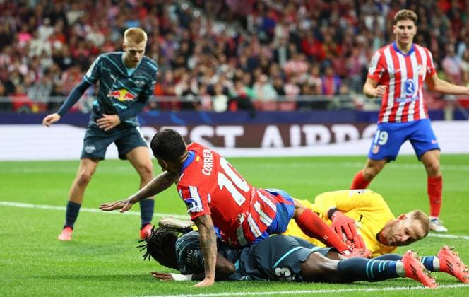 Madrid, 19 09 2024, Estadio Wanda Metropolitano, Football, UEFA Champions League, Matchday 1 , Atletico Madrid vs RB Leipzig , In picture collision between Angel Correa 10, top, Atletico , Castello Lukeba 23, RB Leipzig and goalkeeper Peter Gulacsi 1, RB Leipzig , Only editorial use Photo intended for editorial use only , UEFA regulations prohibit any use of photographs as image sequences and or quasi video , Picture Point