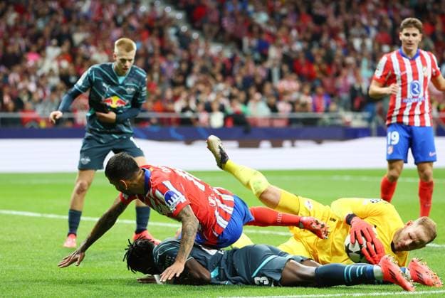 Madrid, 19 09 2024, Estadio Wanda Metropolitano, Football, UEFA Champions League, Matchday 1 , Atletico Madrid vs RB Leipzig , In picture collision between Angel Correa 10, top, Atletico , Castello Lukeba 23, RB Leipzig and goalkeeper Peter Gulacsi 1, RB Leipzig , Only editorial use Photo intended for editorial use only , UEFA regulations prohibit any use of photographs as image sequences and or quasi video , Picture Point