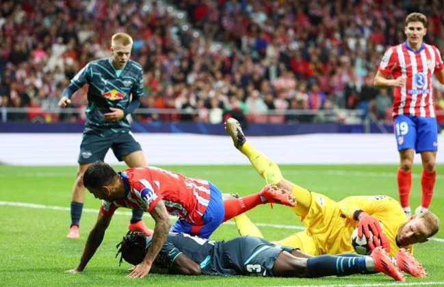 Madrid, 19 09 2024, Estadio Wanda Metropolitano, Football, UEFA Champions League, Matchday 1 , Atletico Madrid vs RB Leipzig , In picture collision between Angel Correa 10, top, Atletico , Castello Lukeba 23, RB Leipzig and goalkeeper Peter Gulacsi 1, RB Leipzig , Only editorial use Photo intended for editorial use only , UEFA regulations prohibit any use of photographs as image sequences and or quasi video , Picture Point
