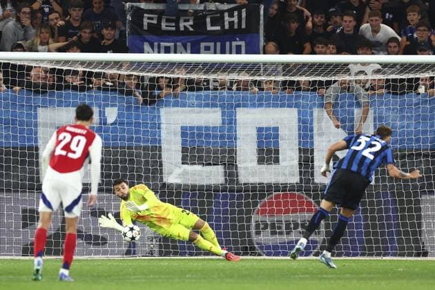 David Raya of Arsenal saves the penalty off Mateo Retegui of Atalanta Atalanta v Arsenal, UEFA Champions League, Group Stage, Football, Gewiss Stadium, Bergamo, Italy, 19 Sep 2024 EDITORIAL USE ONLY No use with unauthorised audio, video, data, fixture lists, club league logos or live services. Online in-match use limited to 120 images, no video emulation. No use in betting, games or single club league player publications. Copyright: xSimonxDael Shutterstockx 14722274w