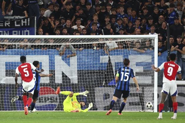 David Raya of Arsenal makes a follow up save after saving the penalty off Mateo Retegui of Atalanta Atalanta v Arsenal, UEFA Champions League, Group Stage, Football, Gewiss Stadium, Bergamo, Italy, 19 Sep 2024 EDITORIAL USE ONLY No use with unauthorised audio, video, data, fixture lists, club league logos or live services. Online in-match use limited to 120 images, no video emulation. No use in betting, games or single club league player publications. Copyright: xSimonxDael Shutterstockx 14722274x