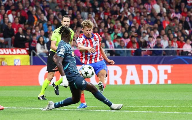Madrid, 19 09 2024, Estadio Wanda Metropolitano, Soccer, UEFA Champions League, Matchday 1 , Atletico Madrid vs RB Leipzig , Pictured from left Amadou Haidara 8, RB Leipzig and Marcos Llorente 14, Atletico , Only editorial use Photo for editorial use only , UEFA regulations prohibit any use of photographs as image sequences and or quasi video , Picture Point