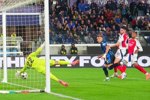Sport Bilder des Tages Atalanta& x2019;s Mateo Retegui penalty missed during the Uefa Champions League soccer match between Atalanta and Arsenal at the Gewiss Stadium in Bergamo, north Italy -Thursday , September 19 2024. - Soccer .  Copyright: xSpada LaPressex