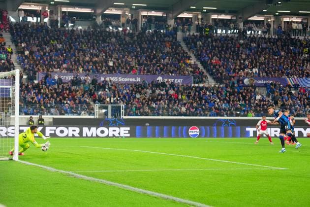 Atalanta& x2019;s Mateo Retegui penalty missed during the Uefa Champions League soccer match between Atalanta and Arsenal at the Gewiss Stadium in Bergamo, north Italy -Thursday , September 19 2024. - Soccer .  Copyright: xSpada LaPressex
